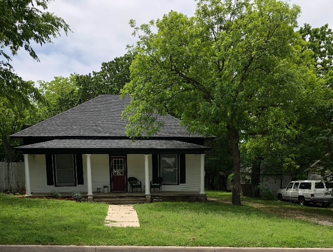 Building Photo - 216 E 2nd St