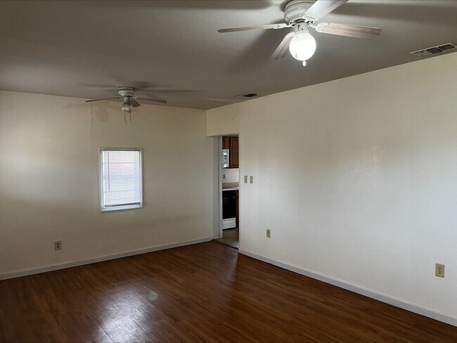 Photo - 5 Bedroom 3 bath Home Close to Downtown!