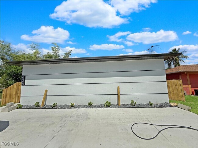 Photo - 2103 French St