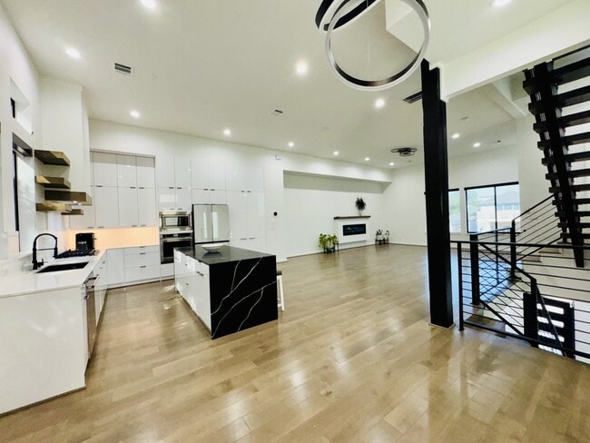 Photo - 525 Memorial Heights Dr