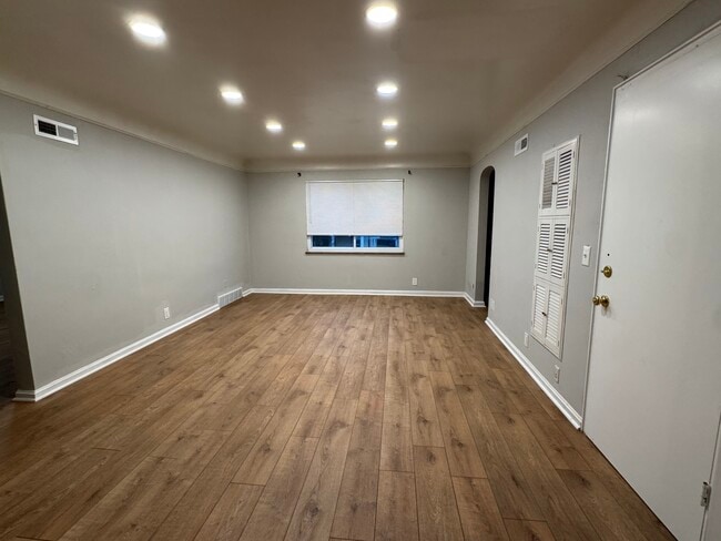 Living Room - 6803 Plainfield Rd Unit 2