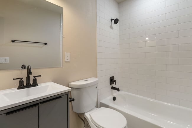 Building Photo - 4320 SW 2nd Ave