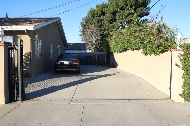 Building Photo - 12205 Oxnard St Rental