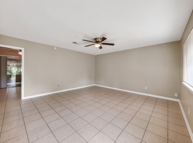Photo - 122 Jamestown Ave