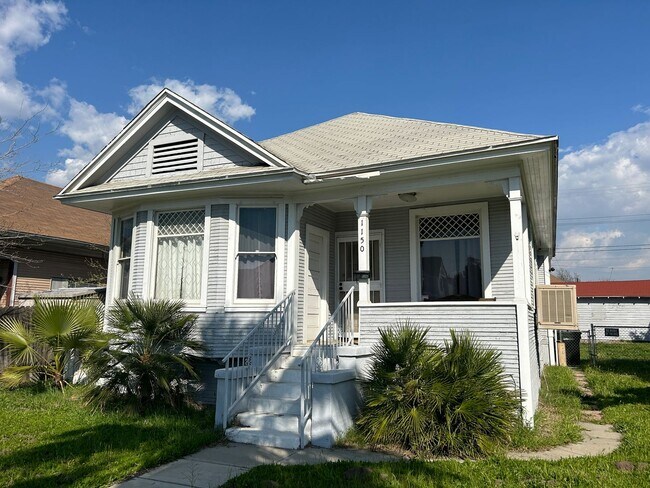 3 Bedroom 2 bath Located in Redlands! - 3 Bedroom 2 bath Located in Redlands! House
