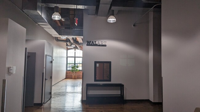 Luxurious 1bd condo , 15' Ceilings, exposed brick, in-unit laundry
