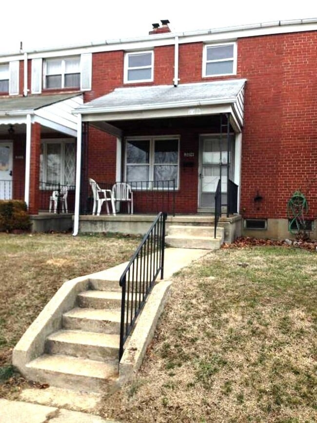 Building Photo - 2 Bedroom, 1 Bath Townhouse