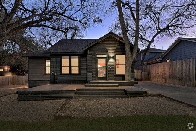 Building Photo - 315 E Live Oak St Rental