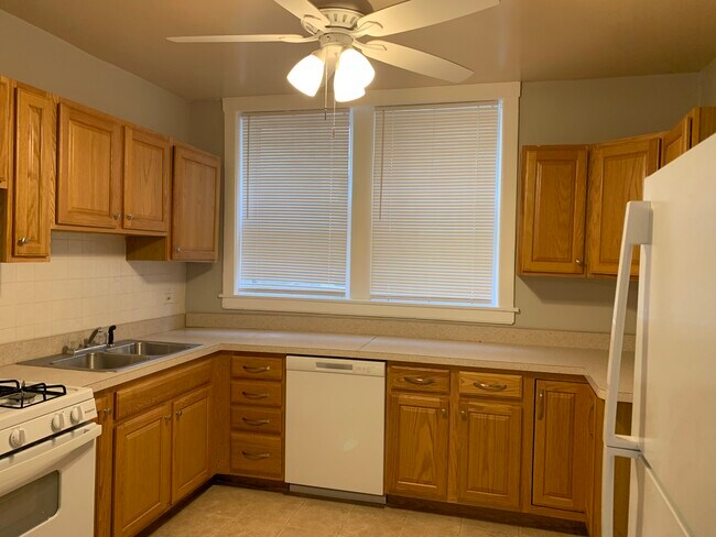 Kitchen - 1504 Pitner Ave Unidad Apt 1