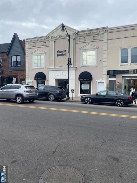 Building Photo - 733 Anderson Ave Unit 3