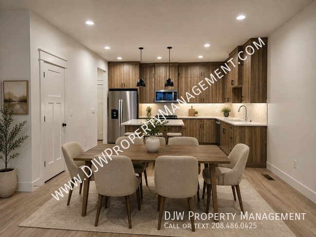 Photo - 1366 N Meadowglen Ave