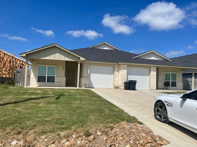 Building Photo - 511 County Rd 306 Unit 511 CR 306 A