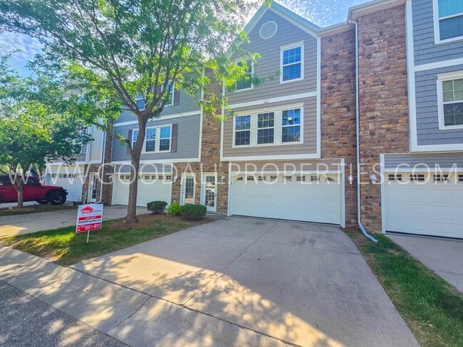 Building Photo - 2 Bedroom Waukee Townhome Near Shopping & Entertainment