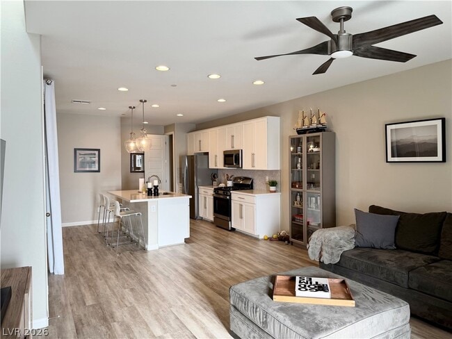 Photo - 572 Pear Lake St