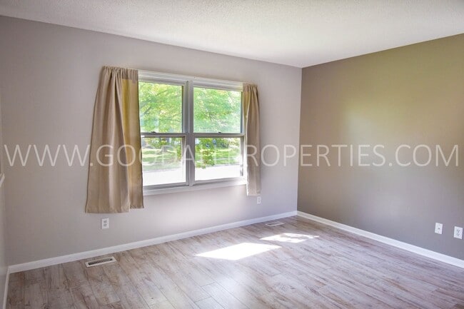 Photo - Beautiful split level home near Urbandale ...