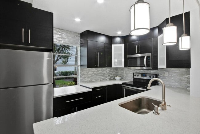 Building Photo - 21 Normandy A Unit 21