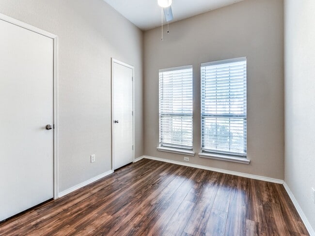 Photo - 6508 Manitoba St