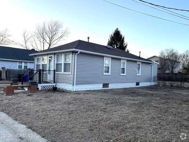 Building Photo - 11 Cedar Ave Rental