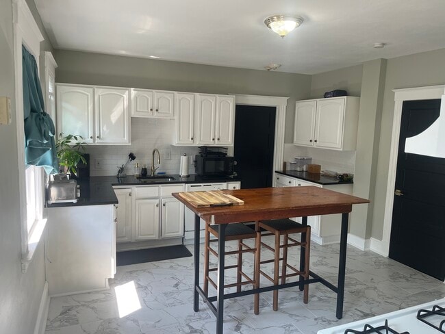 Building Photo - 37 Maplewood Ave Unit 3 Rental