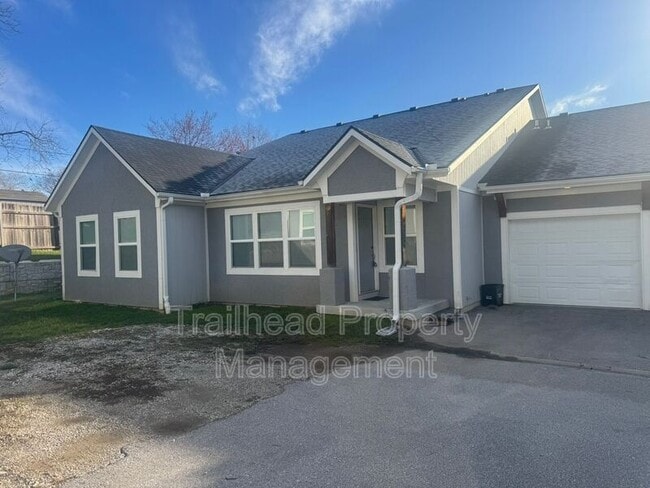 Building Photo - 603 Hillcrest St