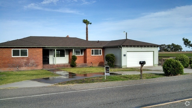 Building Photo - REDUCED!!!  HUGE 2 Bed 2 Bath in the Country! Rental