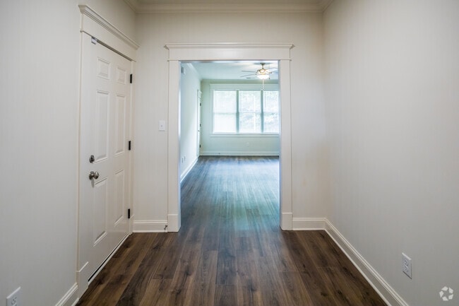 1 BR, 1 BA - 700SF