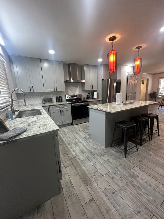 Cocina contemporánea diseñada para ofrecer comodidad, conveniencia y estilo. - 5460 Scofield Rd