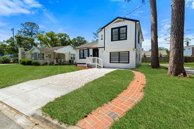 Photo - 1356 Lechlade St