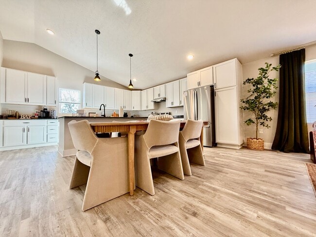 Photo - 5 Bed 3 Bath Home With Hot Tub In West Chester, OH