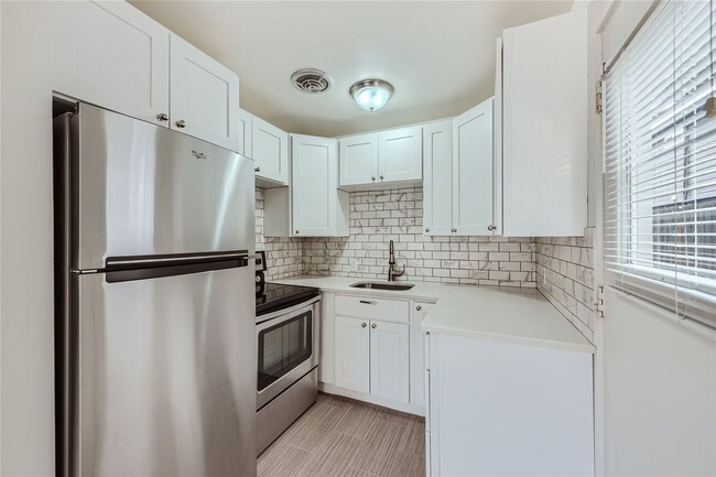 Building Photo - 12737 Greenwood Ave N Unit A