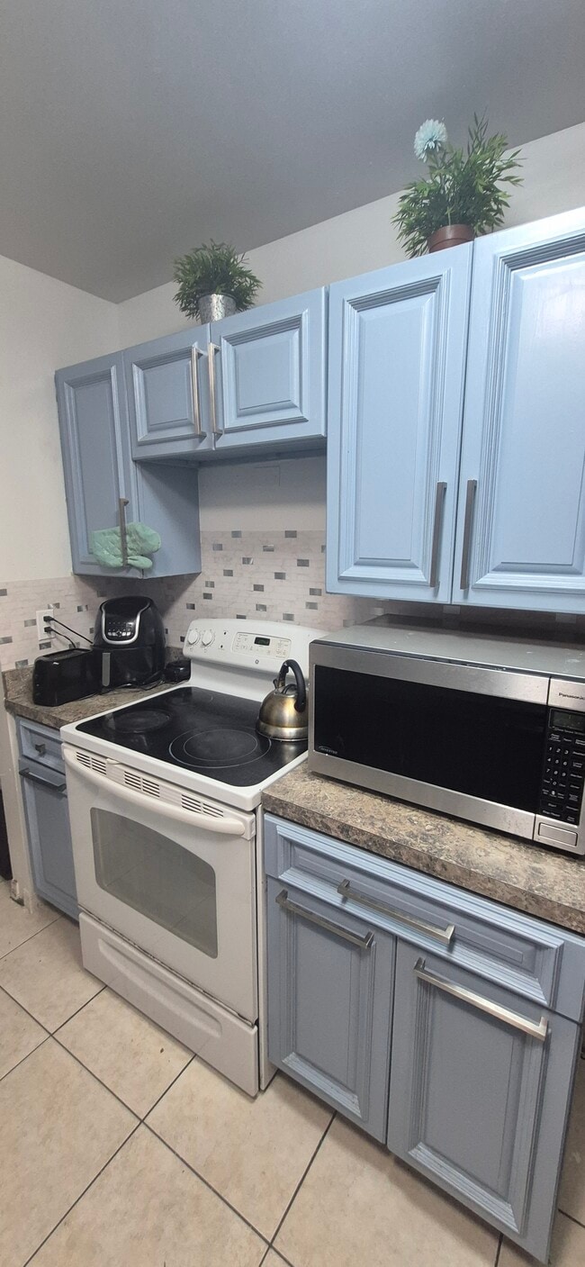 Building Photo - 2926 NW 55th Ave Unit 2A