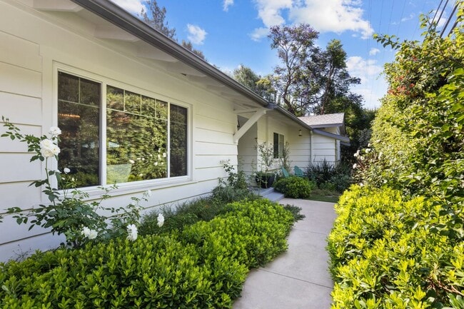 Building Photo - 3286 Mandeville Canyon Rd