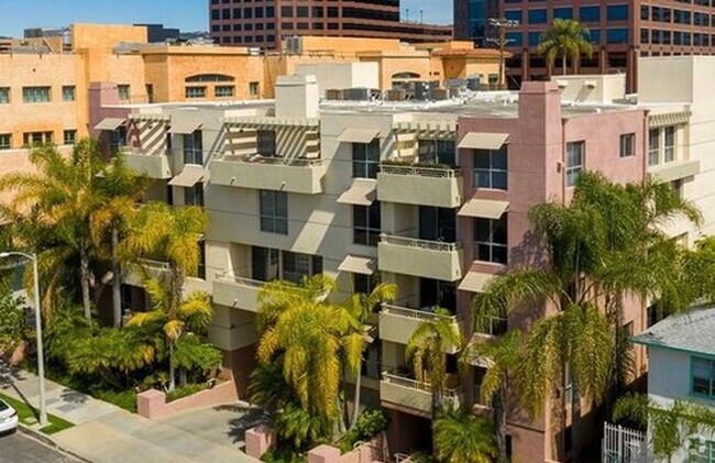 Building Photo - Rare opportunity to rent 2-bedroom/3-bath ... Unit 101 Rental