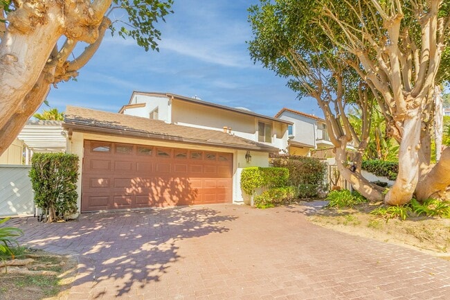 Building Photo - 4 Bedroom / 3 Bathroom Home With Panoramic...