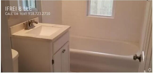 Building Photo - 2239 E 7th St Rental