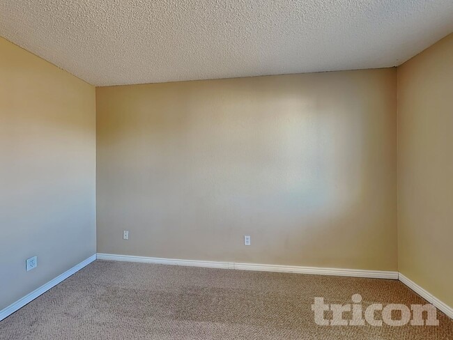 Photo - 5045 S Ventura St
