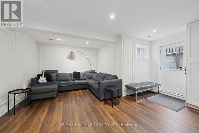 Photo - 312 Main St Unionville