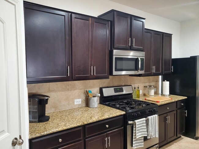 Kitchen w/Gas Stove - 713 Brown Thrasher