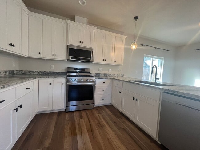 Photo - Charming three bedroom townhouse in the heart of Talent! | Available Mid May