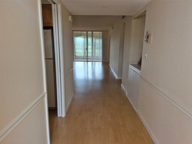 Photo - 3151 S Palm Aire Dr Unidad 405