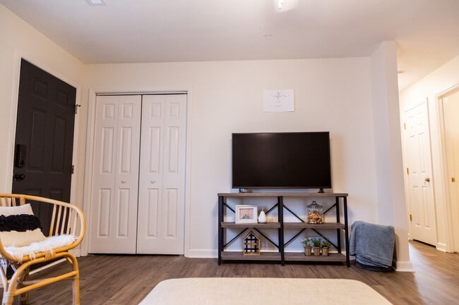 Livingroom - 115 E Glenwood Ave Unit 2