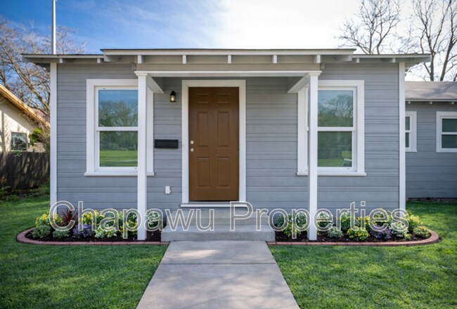 Building Photo - 936 Poinsettia St