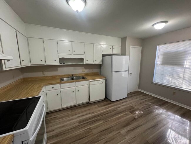 Photo - 1350 Fairchild St