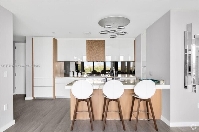 Building Photo - 2831 S Bayshore Dr Unit 906 Rental