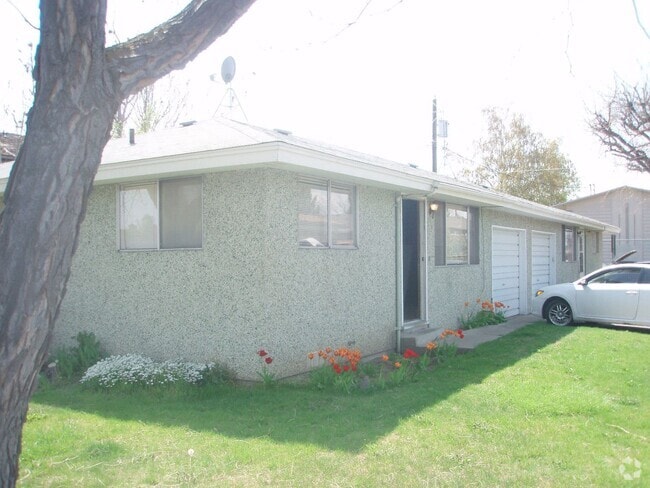 Building Photo - r1000 Unit A Rental