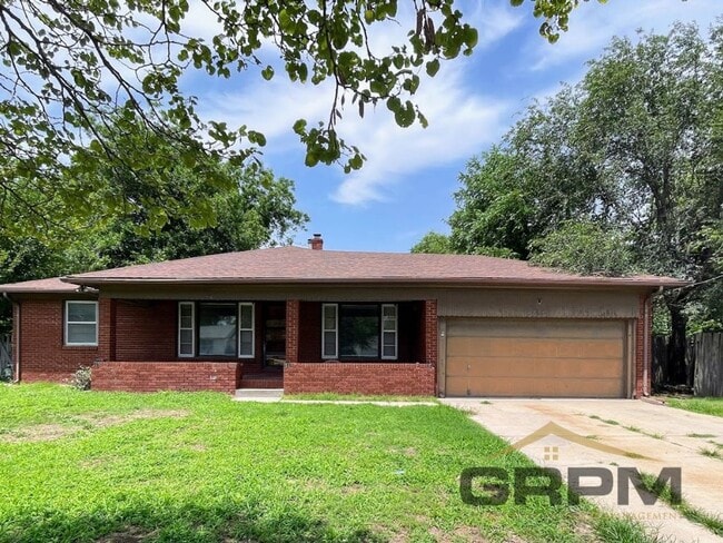 Building Photo - Updated Brick 3-Bedroom
