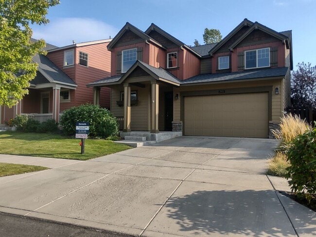 Freshly updated 4 bedroom 2.5 bath, two st... - Freshly updated 4 bedroom 2.5 bath, two st... Casa