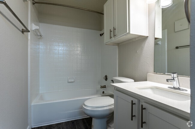 3BR, 2BA - 1024SF C-2R - Primary Bathroom