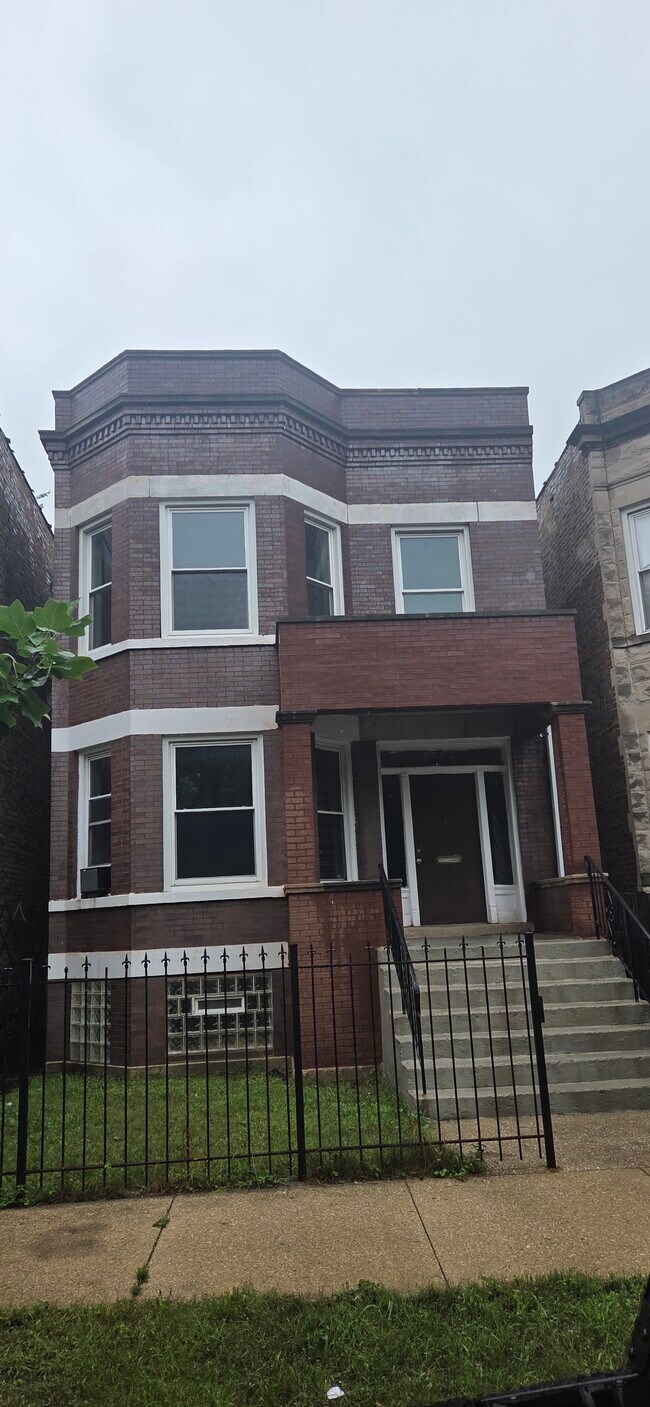 6504 S Bishop St Unidad Englewood  Large Vintage