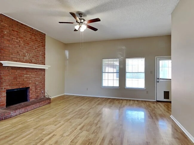 Photo - 923 Teakwood Ln